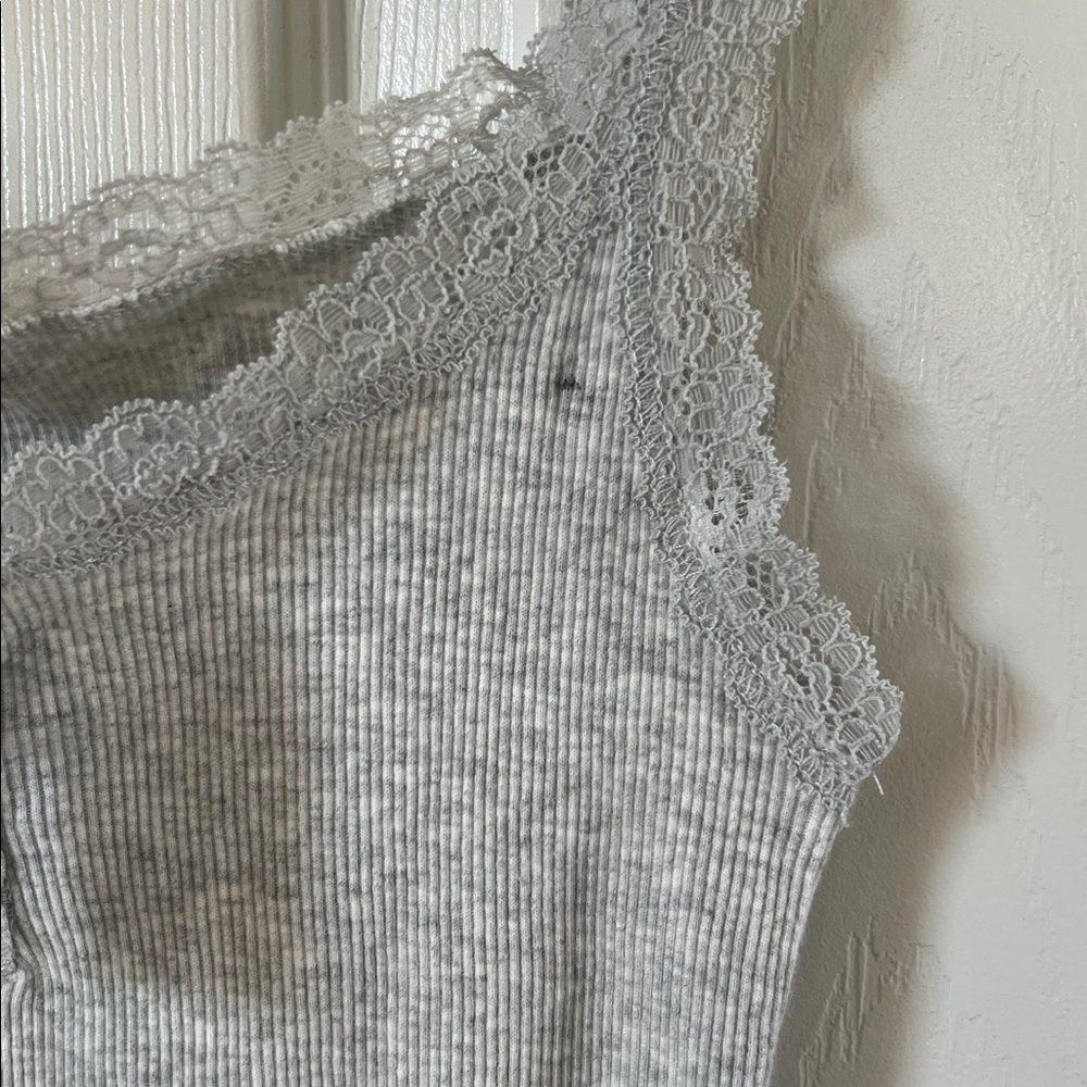 Brandy Melville John Galt Light Gray Lace-Trim Ribbed Cropped Tank Top OS - Picture 3 of 6